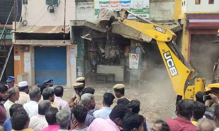 ஆக்கிரமித்து கட்டப்பட்ட வீடுகள், கடைகள் அகற்றம்… பொக்லைன் எந்திரத்தை சிறைபிடித்த மக்கள்…. பரபரப்பு….!!!!