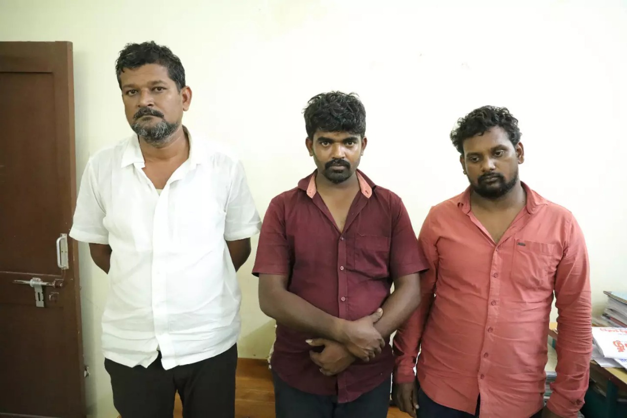 அடப்பாவிகளா!…. இதையும் விட்டு வைக்கலையா…. 3 பேர் அதிரடி கைது…. அதிர்ச்சியூட்டும் சம்பவம்….!!!!