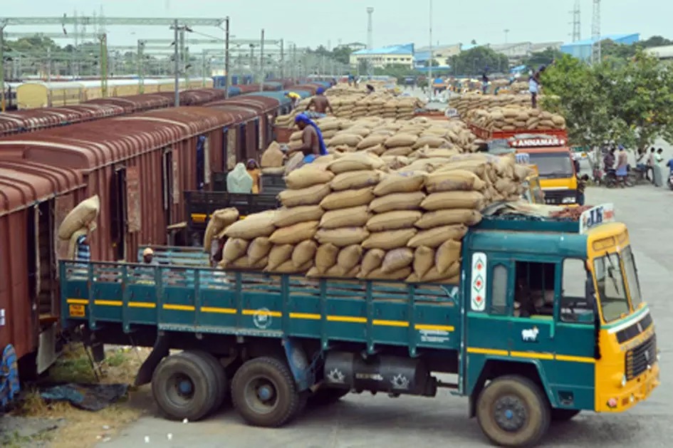 ஈரோட்டுக்கு ரயில் மூலம் 1000 டன் நெல்  வருகை…. அதிகாரிகள் வெளியிட்ட மிக முக்கிய தகவல்… !!!!
