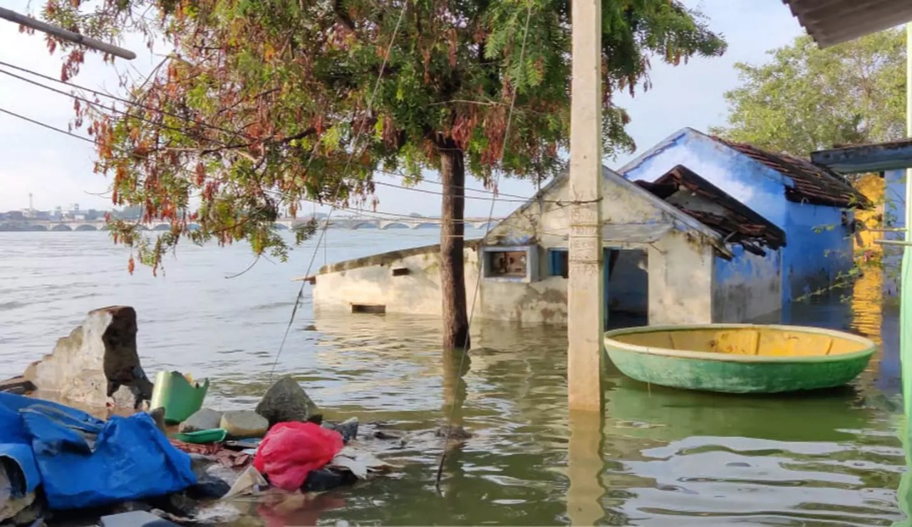 காவேரி ஆற்றில் வெள்ளம்…. 3 வது நாளாக 100 வீடுகளில் சூழ்ந்த தண்ணீர்…. பெரும் பரபரப்பு…..!!!!