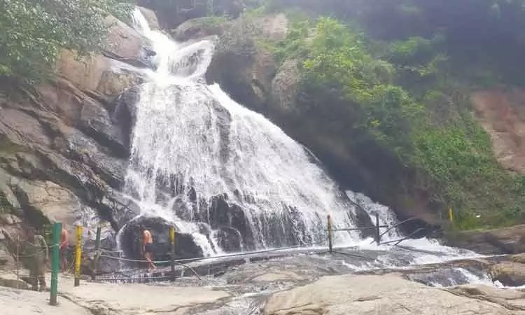 பருவமழை எதிரொலி!… வெள்ளத்தில் அதுவும் அடிச்சிட்டு போயிட்டு…. சுற்றுலா பயணிகள் முக்கிய கோரிக்கை….!!!!