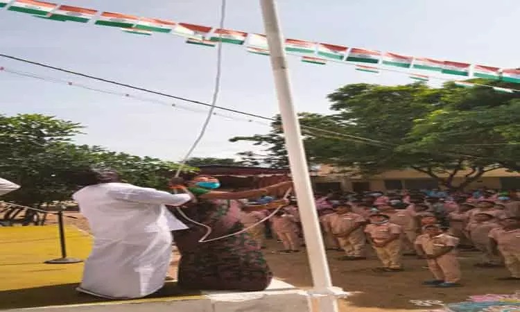 “நான் தான் கொடியேற்றுவேன்”…. ஊராட்சி தலைவர் ஏற்றக்கூடாது…. பள்ளியில் பரபரப்பு…..!!!!