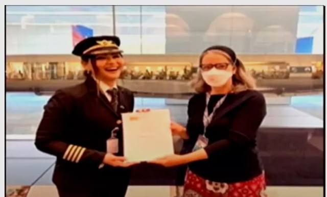 வரலாற்றில் முதல்முறையாக…. தொடர்ந்து 17 மணி நேரம் சாதனை…. இந்திய பெண் விமானி அசத்தல்….!!