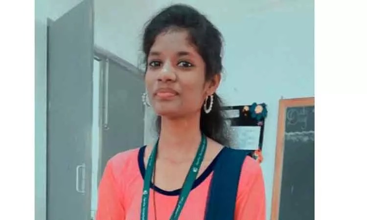 டார்ச்சர் கொடுத்த கல்லூரி பேராசிரியர்கள்…. விபரீத முடிவு எடுத்த நர்சிங் கல்லூரி மாணவி…. சோகத்தில் குடும்பத்தினர்….!!