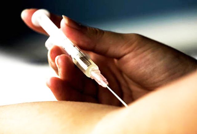 காதலித்த மகளை விஷ ஊசி செலுத்தி…. கொல்ல முயன்ற தந்தை…. பெரும் அதிர்ச்சி சம்பவம்…..!!!