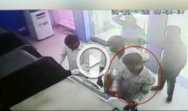 உஷார்…! இப்படியும் ATM கார்டில் பணம் திருடப்படலாம்…. எச்சரிக்கை மக்களே….!!!!