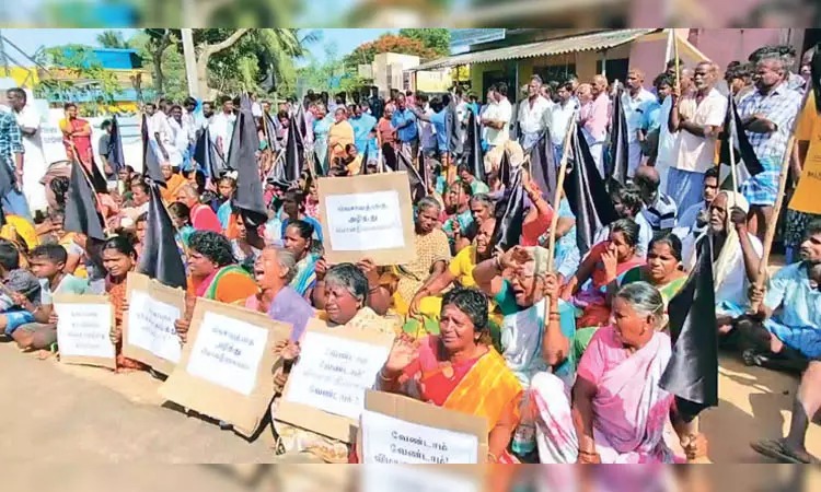 இங்கு விமான நிலையம் வேண்டாம்!…. கிராம மக்கள் ஒப்பாரி வைத்து போராட்டம்…. பரபரப்பு….!!!!