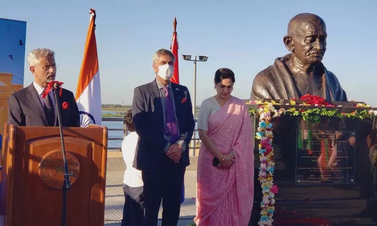 பராகுவேயில் மகாத்மா காந்தியின் சிலை திறப்பு…. பங்கேற்ற வெளியுறவுத் துறை மந்திரி….!!!!