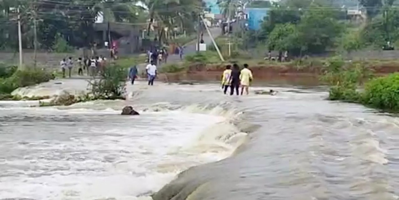 கனமழை எதிரொலி!…. தண்ணீரில் அடித்து செல்லப்பட்ட தரைப்பாலம்…. ஸ்தம்பித்த போக்குவரத்து….!!!!!