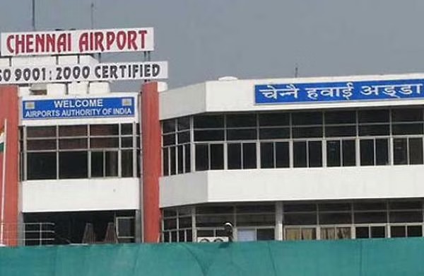 தம்பியை வெளிநாட்டிற்கு வழியனுப்ப வந்த அக்கா…. நொடியில் பறிபோன உயிர்…. ஏர்போர்ட்டில் சோகம்…..!!!!!