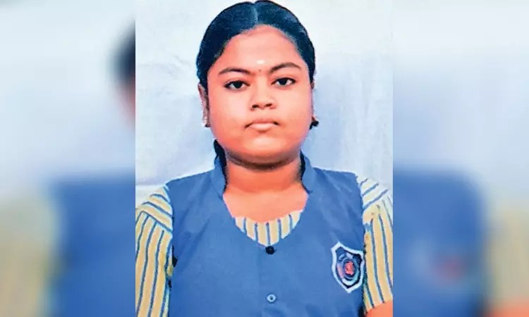 பேருந்து சக்கரத்தில் சிக்கிய பள்ளி மாணவி…. நொடியில் பறிபோன உயிர்…. பெரும் சோகம்….!!!!!