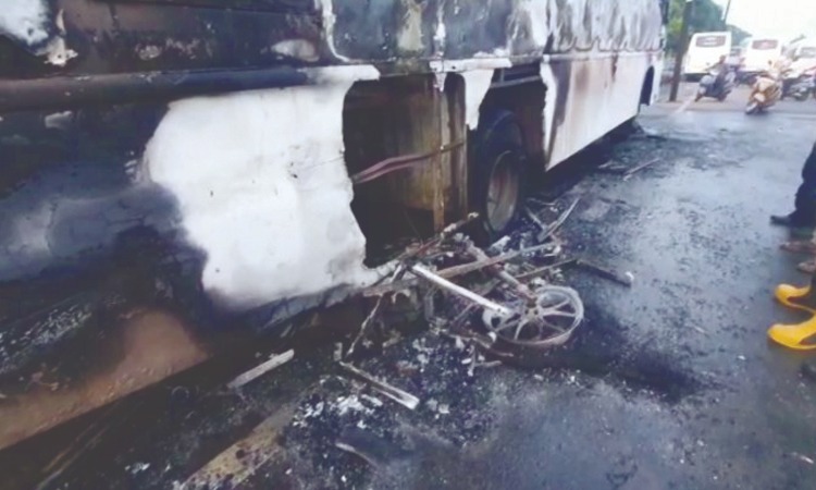 கொளுந்துவிட்டு எரிந்த பேருந்து…. எப்படின்னு தெரியுமா?…. கொள்ளையர்கள் செய்த செயலால் பெரும் பரபரப்பு….!!!!