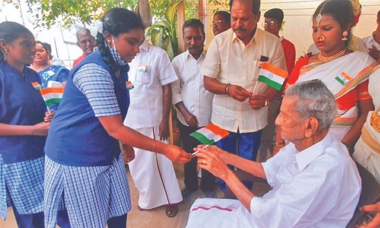 WOW: தேசியக்கொடி ஏற்றிய 102 வயதான சுதந்திர போராட்ட வீரர்…. வெளியான புகைப்படம்….!!!!