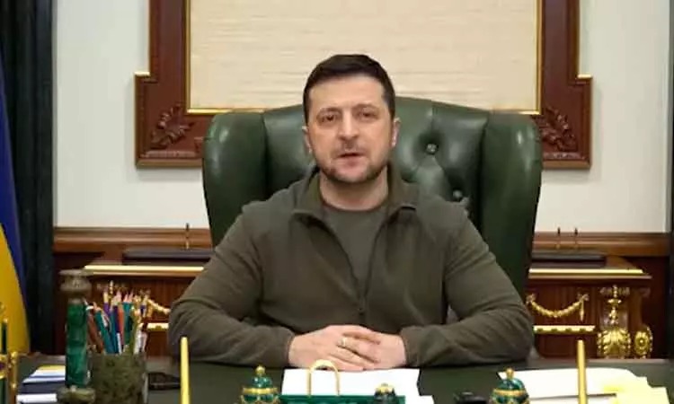 படைகளை திரும்பப் பெறாமல் அமைதி பேச்சுவார்த்தை நடத்த முடியாது…. உக்ரைன் அதிபர் தகவல்…..!!!!!