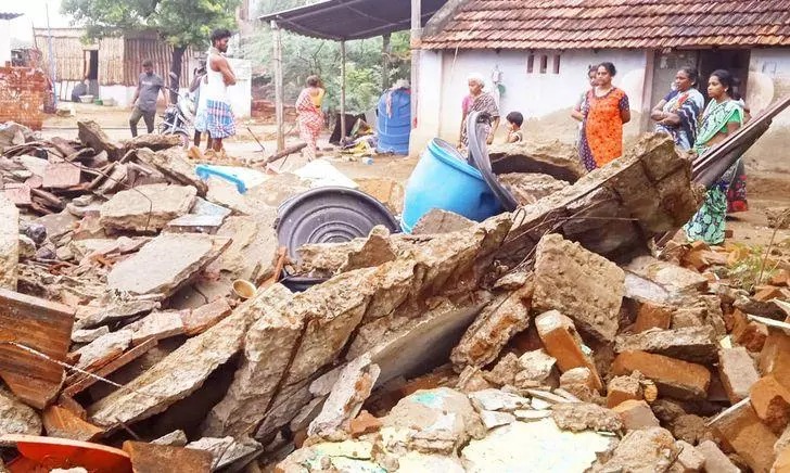 வெளுத்து வாங்கிய மழை…. இடிந்து விழுந்த மேற்கூரை…. சுதாகரித்துக்கொண்ட குடும்பத்தினர்….!!!!