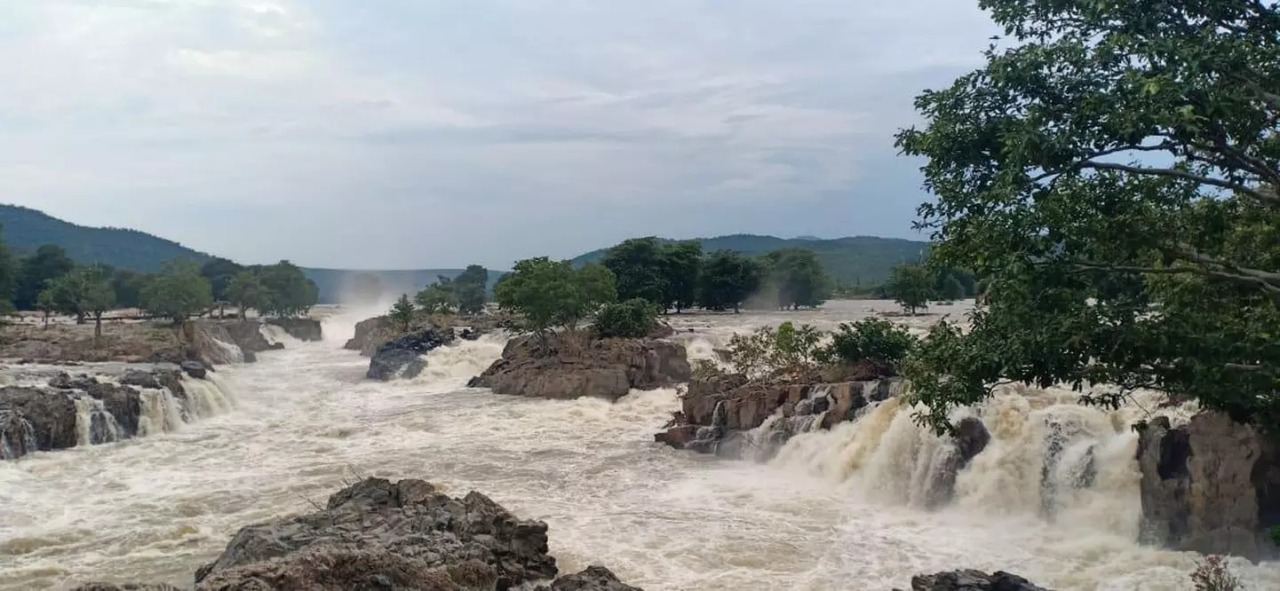 ஒகேனக்கல்: 50 ஆயிரம் கன அடியாக அதிகரித்த நீர்வரத்து…. கண்காணிக்கும் காவல்துறை….!!!!