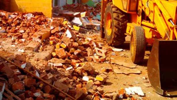 பேருந்து சக்கரத்தில் சிக்கி மாணவி இறப்பு…. பொதுமக்கள் போராட்டம்…. ஆக்கிரமிப்புகள் அகற்றம்…. பரபரப்பு…..!!!!!