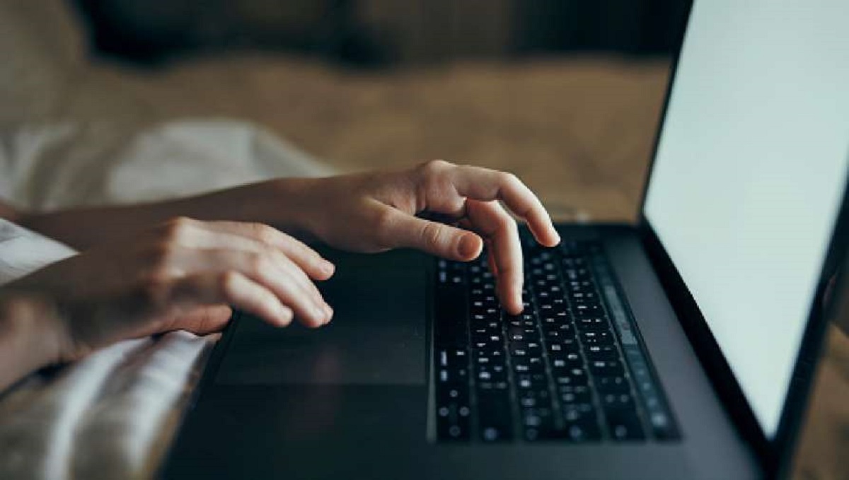 மாணவிக்கு ஆபாசப்படம்…. ஆசிரியரின் வெறிச் செயல்….. பெரும் பரபரப்பு சம்பவம்…..!!!!