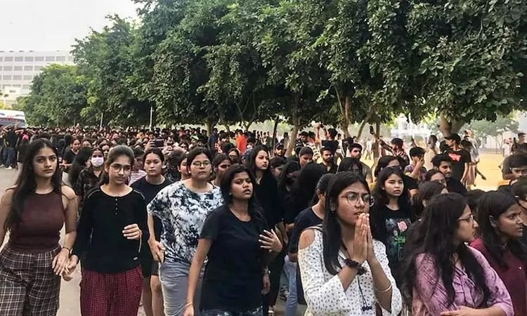 கல்லூரி மாணவிகளின் வீடியோக்கள் கசிந்த விவகாரம்….. பல்கலைக்கழகம் அதிரடி அறிவிப்பு…..!!!!