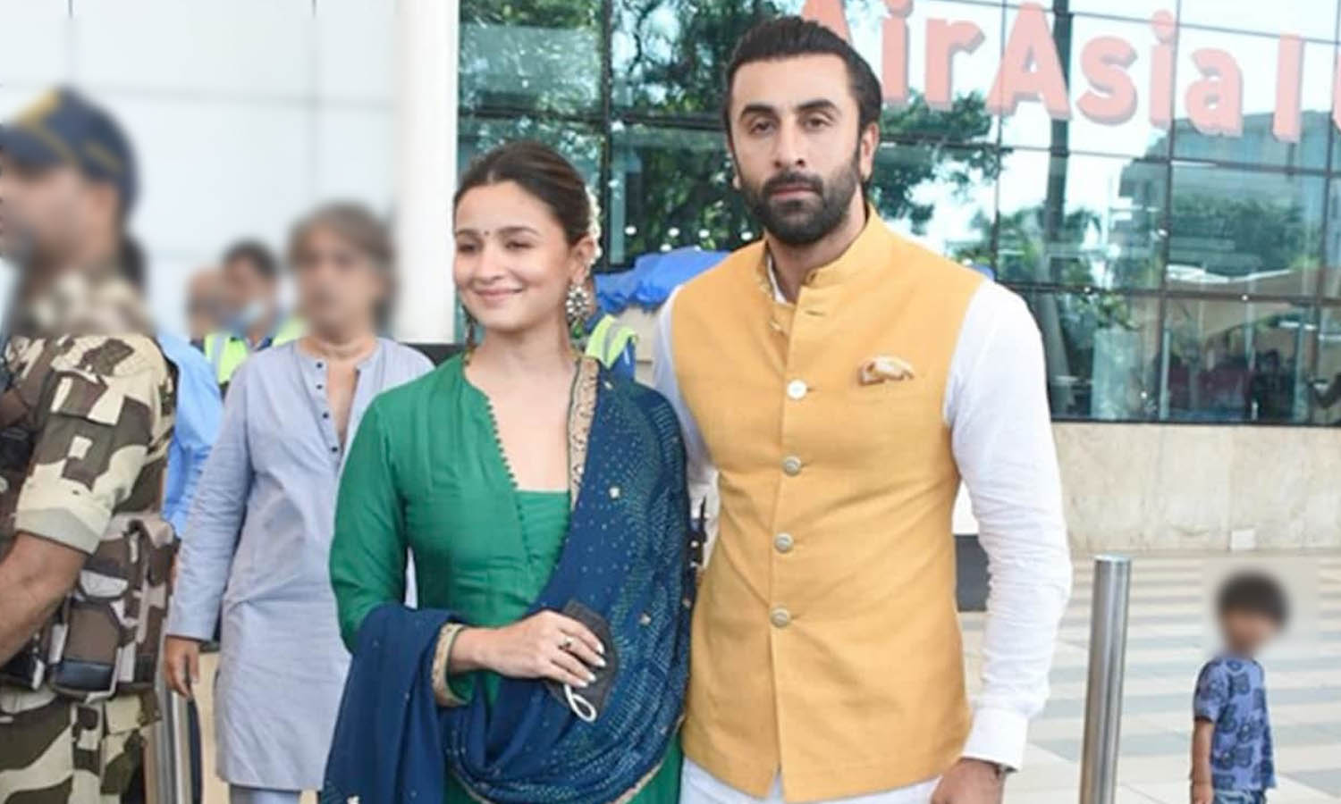 ரன்பீர்-ஆலியாபட்டை கோவிலுக்கு விடாமல் தடுத்த இந்து அமைப்பினர்…. பெரும் பரபரப்பு….!!!!