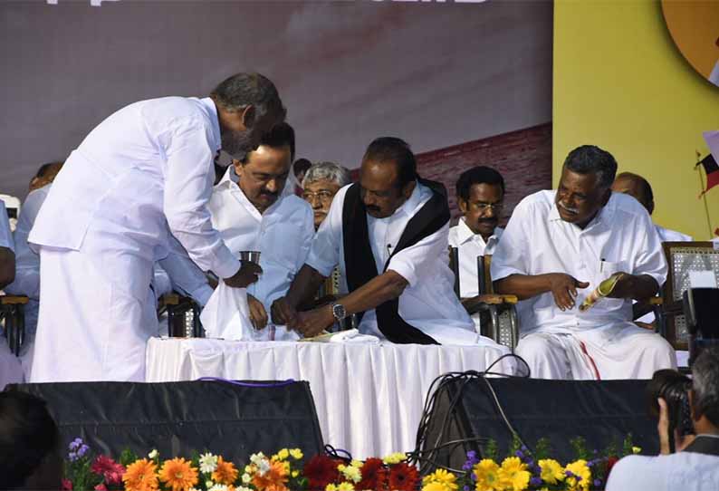 குகையில் ”வைகோ” சிங்கம் இருந்துச்சு…! பார்த்ததும் நீட்டிய ஸ்டாலின்… படிக்காமல் கையெழுத்து போட்ட மூவ்மெண்ட்.. வரலாற்றை நினைவுகூர்ந்த C.M …!!