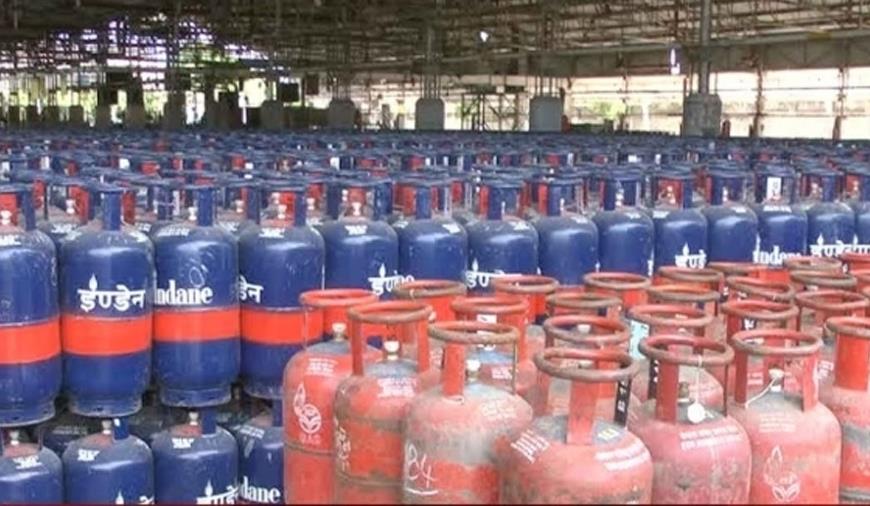 இன்று முதல் அமல்…. வணிக பயன்பாட்டுக்கான சமையல் எரிவாயு விலை குறைப்பு…. புதிய ரேட் இதுதான்….!!!!