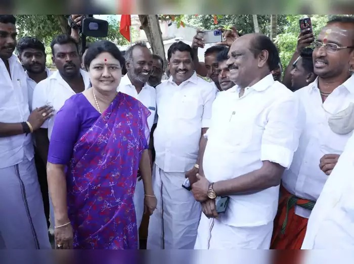 “சசிகலா வைத்திலிங்கம் சந்திப்பு எதார்த்தமானது அல்ல”….. டெல்டா மாவட்டத்தில் தீயாய் பரவும் செய்தி…..!!!