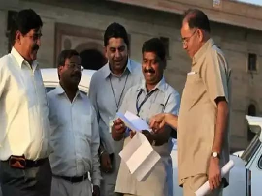 குஷியோ! குஷி…. அரசு ஓய்வூதியதாரர்களுக்கு அகவிலைப்படி உயர்வு…. நீதிமன்றத்தின் அதிரடி உத்தரவு….!!!