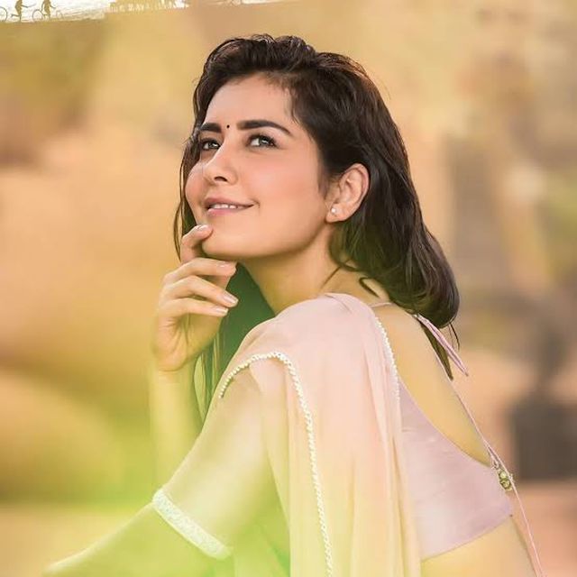 என்னை அப்படி சொல்லாதீங்க… ட்விட்டரை விட்டு வெளியேறிய தமிழ் நடிகை….!!!