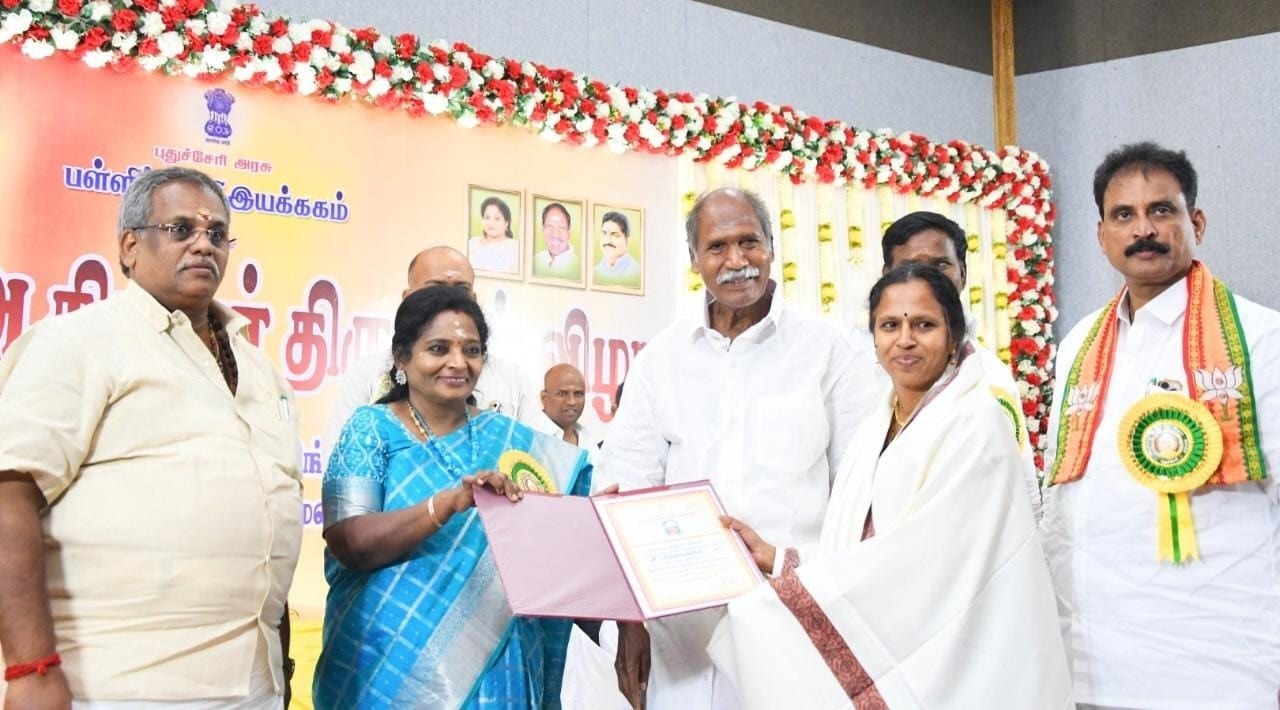 “லாஸ்ட் பெஞ்ச் மாணவர்களுக்கு வாய்ப்பு கொடுங்க”….. தமிழிசை சௌந்தர்ராஜன் வேண்டுகோள்….!!!!