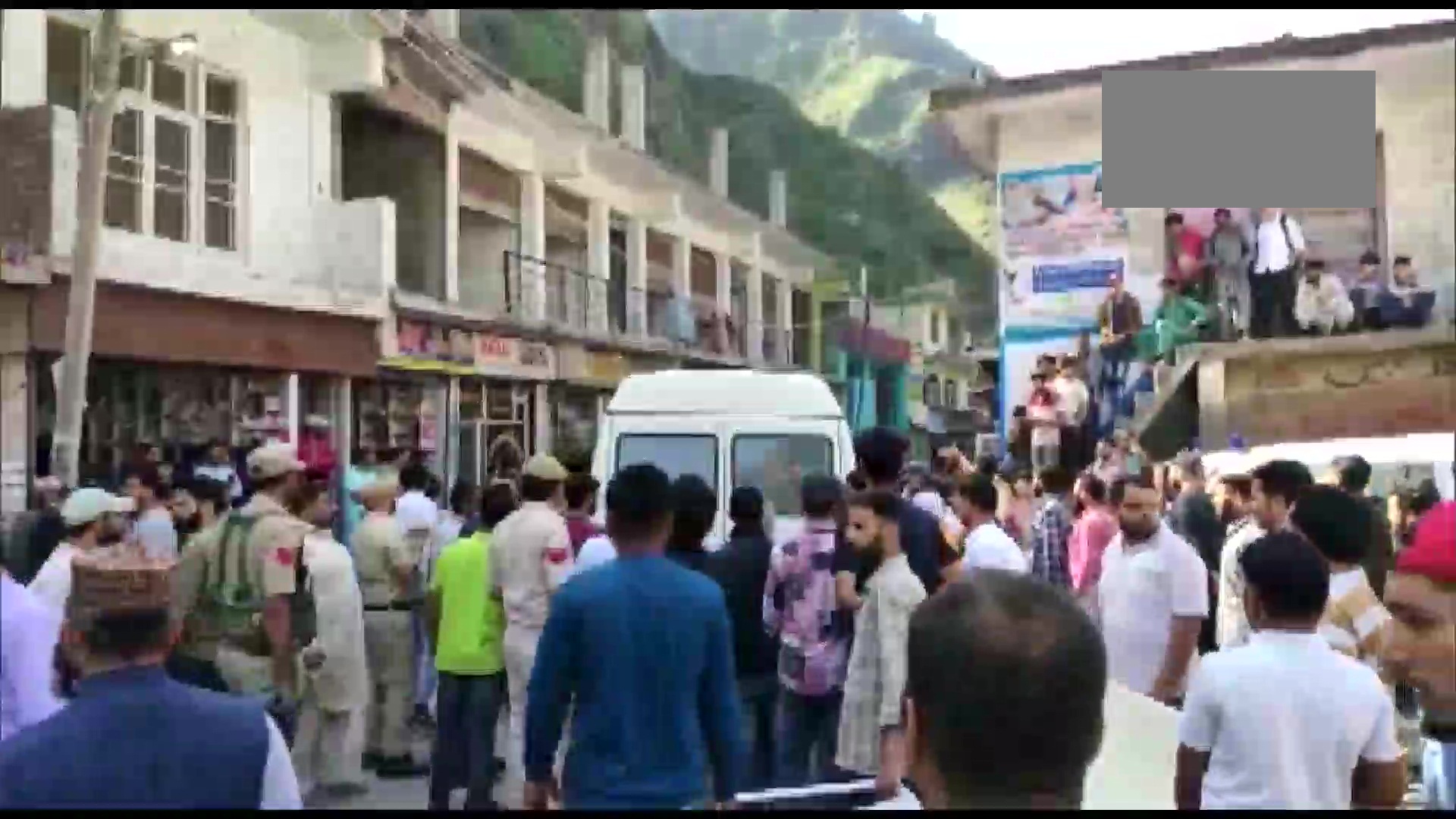 காஷ்மீரில் பெரும் சோகம்…! மினி பேருந்து கவிழ்ந்து விபத்து… 11பேர் உயிரிழப்பு