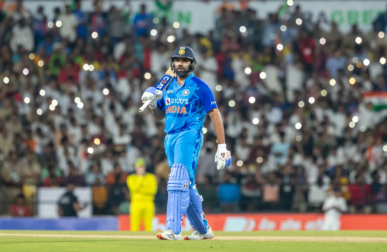 4 சிக்ஸர்களை பறக்க விட்டு…… சர்வதேச டி20 கிரிக்கெட்டில் சாதனை படைத்த ஹிட்மேன்..!!