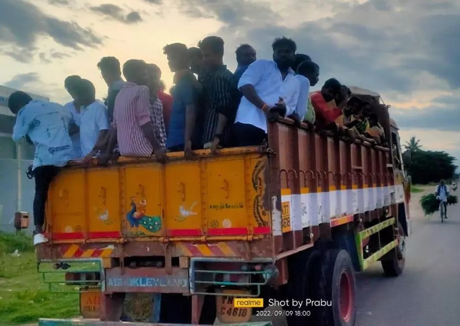 கிடைத்த ரகசிய தகவல்…. 10 வாகனங்கள் பறிமுதல்…. அதிகாரிகளின் அதிரடி நடவடிக்கை….!!