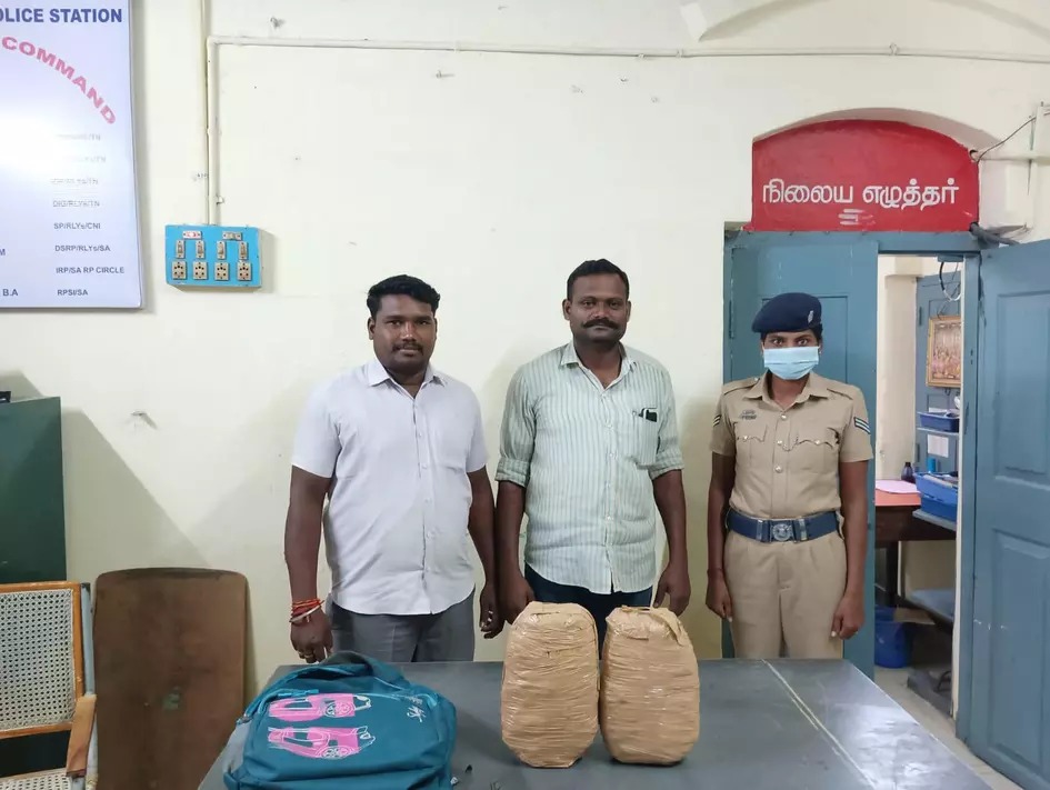 கேட்பாரற்று கிடந்த பண்டல்கள்…. சோதனையில் தெரிந்த உண்மை…. போலீஸ் அதிரடி…!!