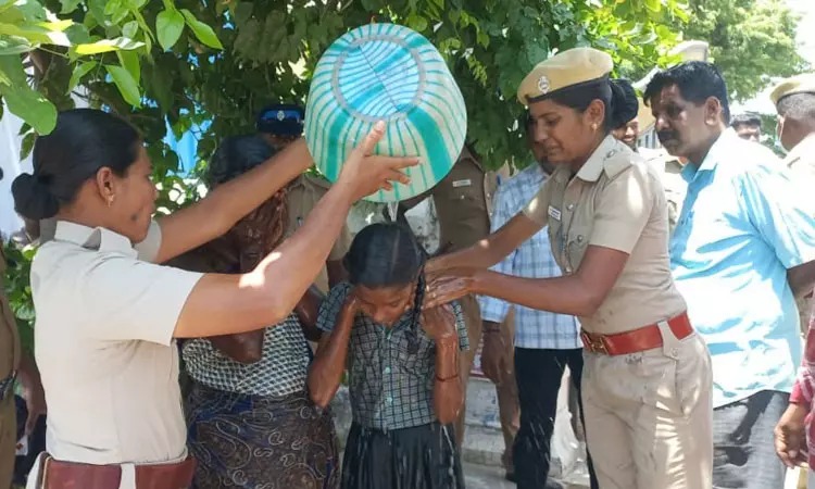 ஒரு ஆண்டு கால கோரிக்கை…. மகளுடன் தீக்குளிக்க முயன்ற தாய்….. கலெக்டர் அலுவலகத்தில் பரபரப்பு…!!!