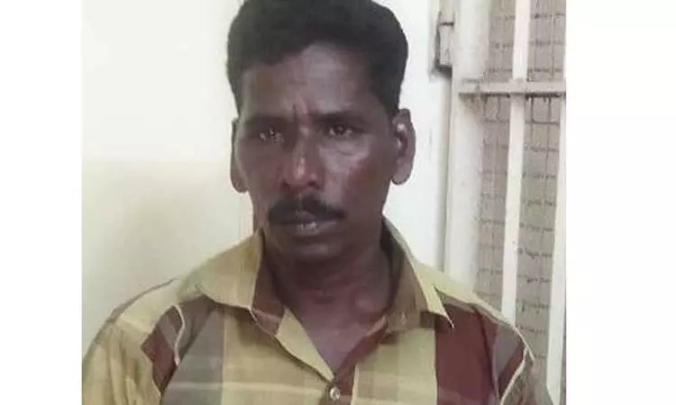 சந்தேகப்படும் படியாக நின்ற நபர்…. மடக்கி பிடித்த போலீஸ்…. விசாரணையில் தெரிந்த உண்மை….!!!