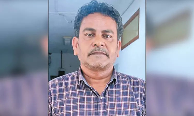 15 ஆண்டுகளாக தேடப்பட்டு வந்த நபர்…..  மடக்கி பிடித்த அதிகாரிகள்…. விமான நிலையத்தில் பரபரப்பு….!!!