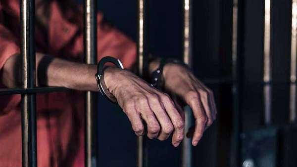 500 ரூபாய் லஞ்சம் கேட்ட உதவியாளர்…. கையும், களவுமாக பிடித்த போலீஸ்…. நீதிபதி அதிரடி உத்தரவு….!!!