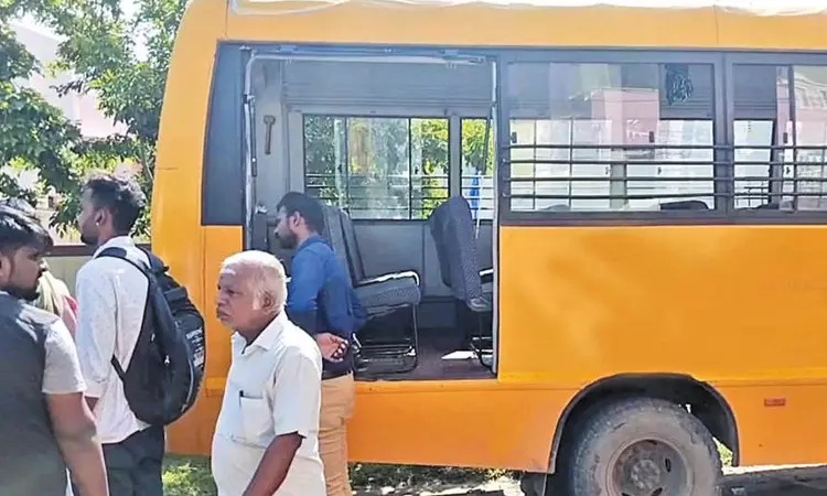 திடீரென உடைந்த அவசர வழி கதவு….. பள்ளி வேனிலிருந்து கீழே விழுந்து படுகாயமடைந்த மாணவி….. பரபரப்பு சம்பவம்….!!