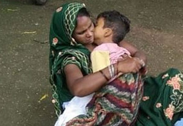 “தாயின் மடியிலேயே பரிதாபமாக போன உயிர்” மனைவியை கவனித்து வர தாமதமாம்…. மருத்துவர் கூறிய அலட்சிய பதில்…!!!!