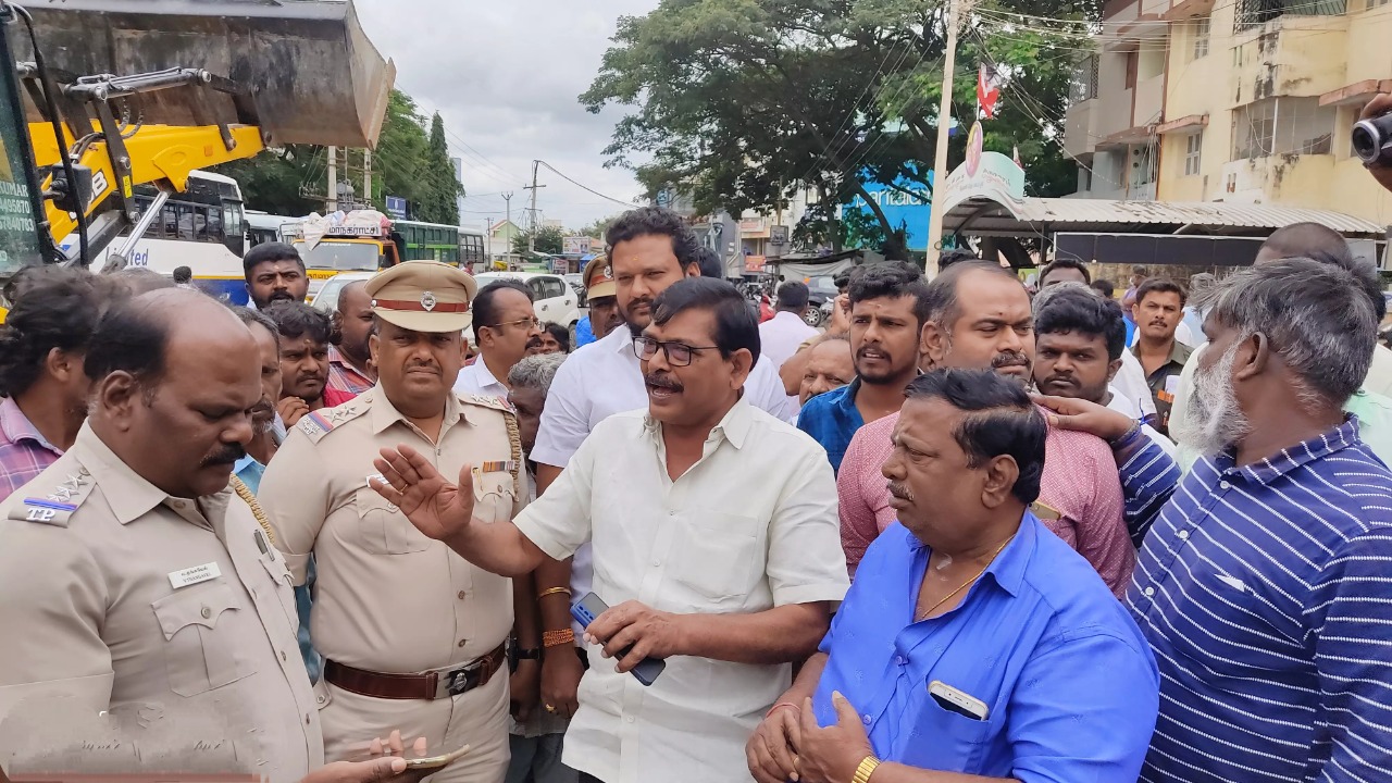 ஆக்கிரமித்து கட்டப்பட்டுள்ள கடைகள்…. அகற்ற முயற்சித்த அதிகாரிகள்…. ஓசூரில் பரபரப்பு….!!!!