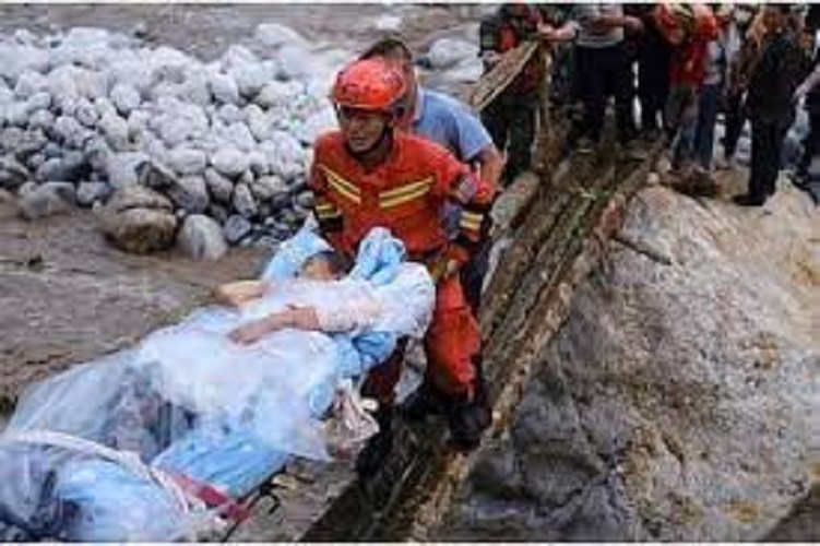 பயங்கர நிலநடுக்கத்தில் சிக்கி மாயமான நபர்…. 17 நாட்கள் கழித்து உயிருடன் மீட்பு…!!!