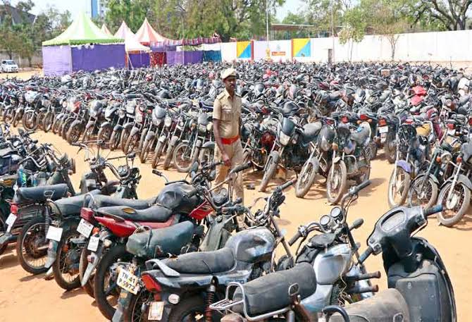 சென்னை பெருநகர் காவல் துறையின் சார்பில்….. கேட்பாரற்று கிடந்த 695 வாகனங்கள் ஏலம்…. வெளியான அறிவிப்பு…..!!!!