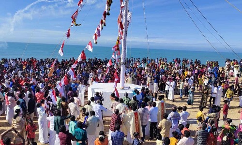 மணப்பாடு திருச்சிலுவை நாதர் ஆலய மகிமை திருவிழா….. கோலாகலமாக கொடியேற்றத்துடன் தொடக்கம்….!!