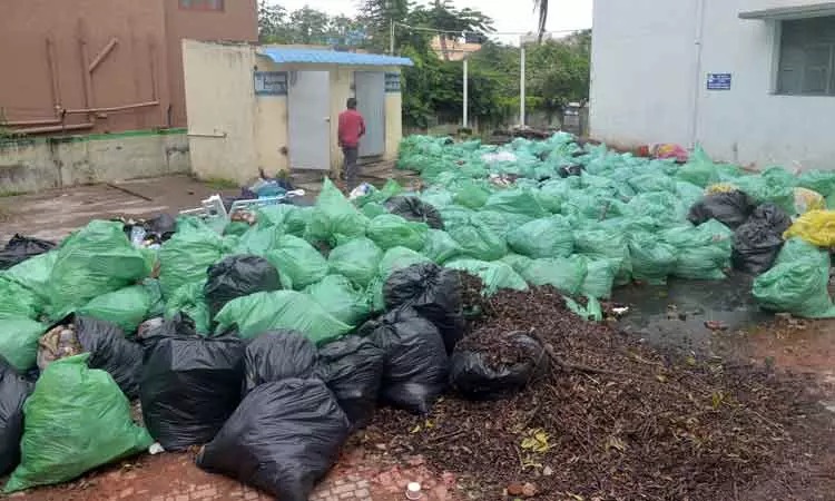 மூட்டை மூட்டையாக கிடக்கும் கழிவுகள்…. மருத்துவமனையில் சுகாதார சீர்கேடு அபாயம்…. அதிகாரிகளின் தகவல்…!!