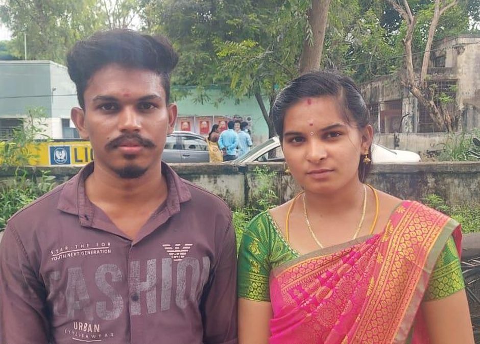 “எங்களுக்கு பாதுகாப்பு தாங்க” கல்லூரியில் சேர வேண்டிய நேரத்தில் திருமணம்…. போலீஸ் பேச்சுவார்த்தை…!!