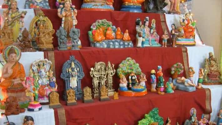 கொலுவில் எந்த வரிசையில் எதை வைக்க வேண்டும்….? இதை கட்டாயம் தெரிஞ்சி வச்சுக்கோங்க….!!!