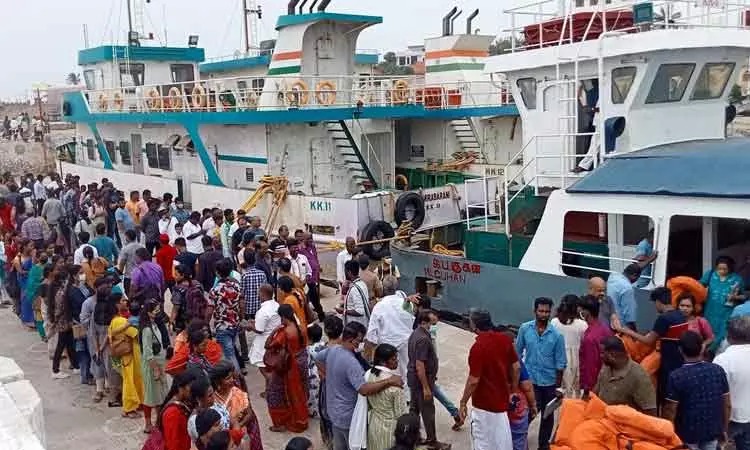 தாழ்வான கடல் நீர்மட்டம்…. தாமதமான படகு போக்குவரத்து…. ஏமாற்றத்தில் சுற்றுலா பயணிகள்….!!!!