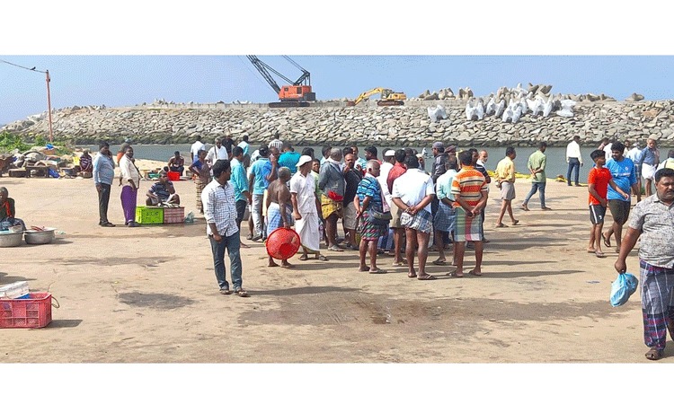 திறக்கப்பட்ட துறைமுகம்…. அரசின் உத்தரவை மீறியதால்…. மீனவர்களுக்குள் பெரும் மோதல்….!!!!