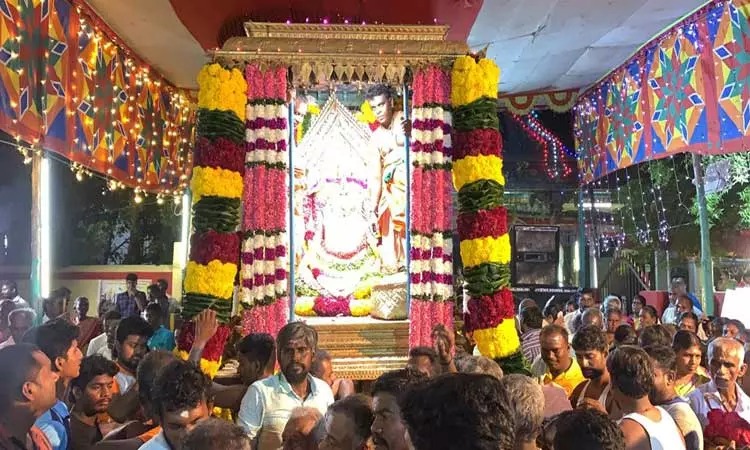 பொன் சப்பரத்தில் வீதி உலா வந்த அம்மன்…. திரளான பக்தர்கள் சாமி தரிசனம்…!!